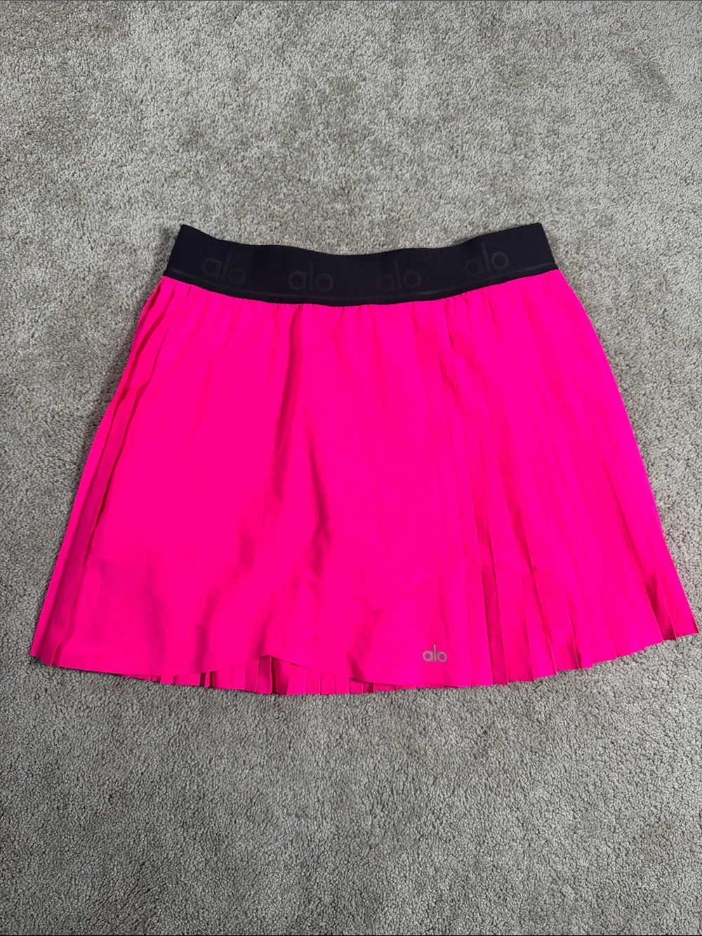 ALO Aces Tennis Skirt in Hot Pink. Size L